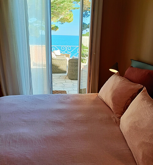 Borgo ai conti - Seaview-Costa Azzurra - La Magnolia - Camera Alba vista letto e terrazzo